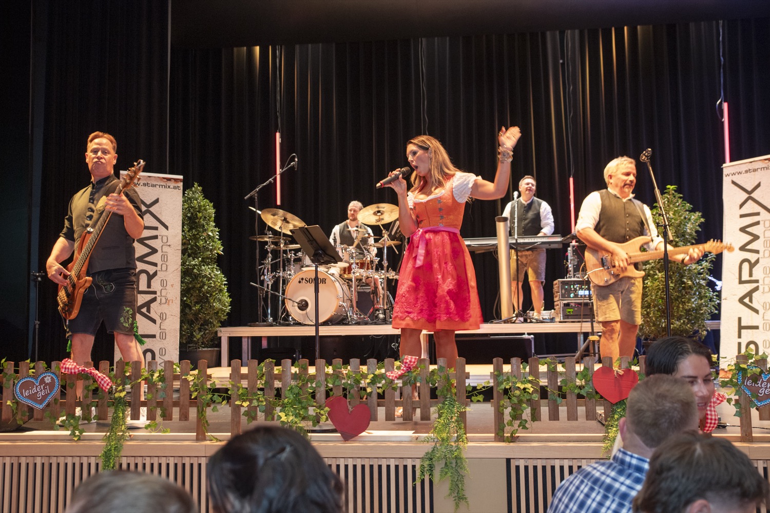 Starmix Liveband auf der Bühne im Gemeindesaal Mauren