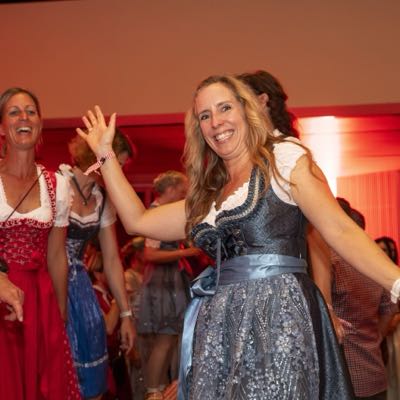 Tanzende Gäste im Dirndl vor der Bühne