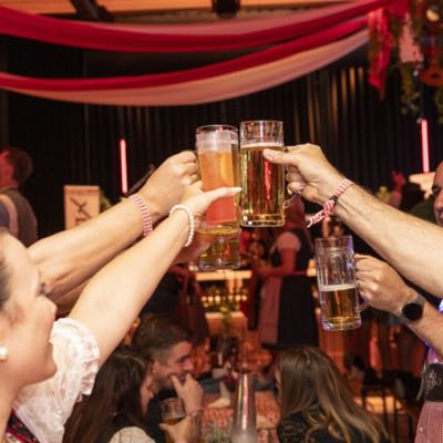 Bierkrüge werden zum Prosit erhoben