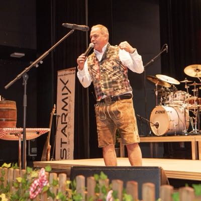 Sänger der Starmix Liveband in Lederhosen auf der Bühne